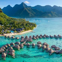 Paisagens vulcânicas, águas azul-turquesa e uma autêntica atmosfera polinésia tornam Moorea num dos destinos mais românticos do arquipélago.