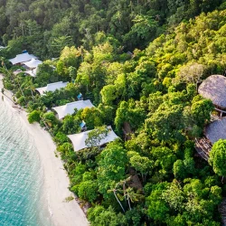 Um arquipélago privado onde a sustentabilidade e o luxo se encontram, proporcionando uma experiência exclusiva rodeada por águas cristalinas e vegetação exuberante.