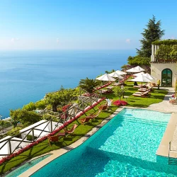 Destino romântico com jardins panorâmicos e concertos privados em vilas históricas.