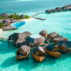 Este santuário marinho é um dos melhores locais do mundo para nadar com tubarões-baleia e raias-manta.