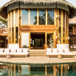 Um resort exclusivo numa ilha privada, conhecido pela sua abordagem ecológica, villas sofisticadas e experiências gastronómicas únicas.