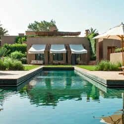 Este kasbah privado oferece uma experiência personalizada, com jantares exclusivos no deserto e serviço inigualável.