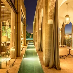 A medina de Fez preserva o autêntico charme medieval, com souks sofisticados e hotéis boutique em palácios históricos.