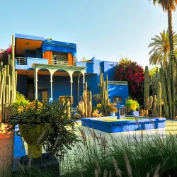 Um dos espaços mais deslumbrantes de Marraquexe, onde cores vibrantes e plantas exóticas criam uma atmosfera mágica.