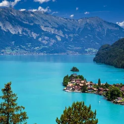Rodeado por vinhas e cidades sofisticadas, este lago proporciona cruzeiros exclusivos e vistas inesquecíveis dos Alpes.