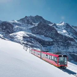 A viagem de comboio mais alta da Europa leva a um cenário glaciar espetacular e a experiências de luxo inesquecíveis.