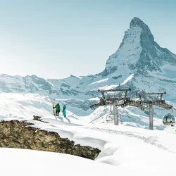 Uma vila alpina requintada com vistas deslumbrantes, esqui de elite e alojamentos luxuosos ao pé da montanha mais icónica da Suíça.