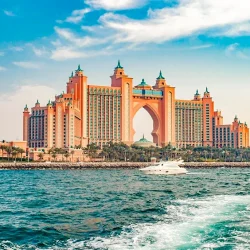 Um resort icónico em Palm Jumeirah, que combina acomodações luxuosas, restaurantes requintados e um aquário espetacular para uma experiência inesquecível.