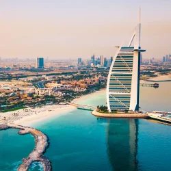 Ícone do luxo, este hotel de sete estrelas proporciona uma experiência exclusiva com suites sofisticadas, restaurantes premiados e um serviço personalizado inigualável.