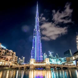 O edifício mais alto do mundo oferece vistas panorâmicas inesquecíveis sobre Dubai e o Golfo Pérsico a partir do seu miradouro exclusivo.