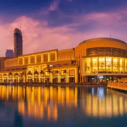 Mais do que um centro comercial, este espaço reúne boutiques de luxo, um aquário impressionante e experiências exclusivas como a pista de gelo olímpica.