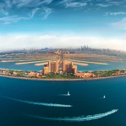 Esta ilha artificial alberga resorts de luxo, praias privativas e experiências gastronómicas requintadas com vistas deslumbrantes para o mar e o skyline da cidade.