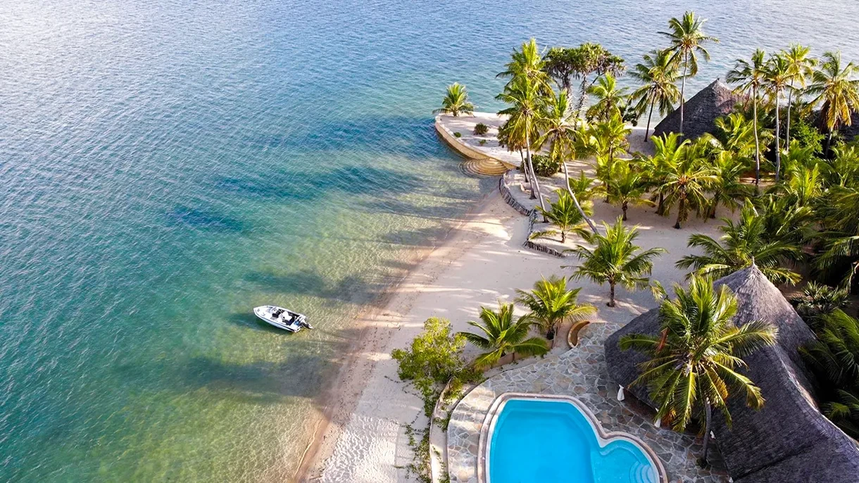 Este Património Mundial da UNESCO encanta com a sua arquitetura swahili, praias serenas e um ambiente de luxo discreto.